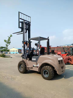 Perlengkapan yang dapat disesuaikan Truk forklift off-road Untuk meningkatkan kapasitas penyimpanan dengan memungkinkan solusi penyimpanan vertikal