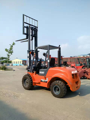 Truk forklift semua medan yang dapat diandalkan untuk memfasilitasi pergerakan barang dari satu lokasi ke lokasi lain